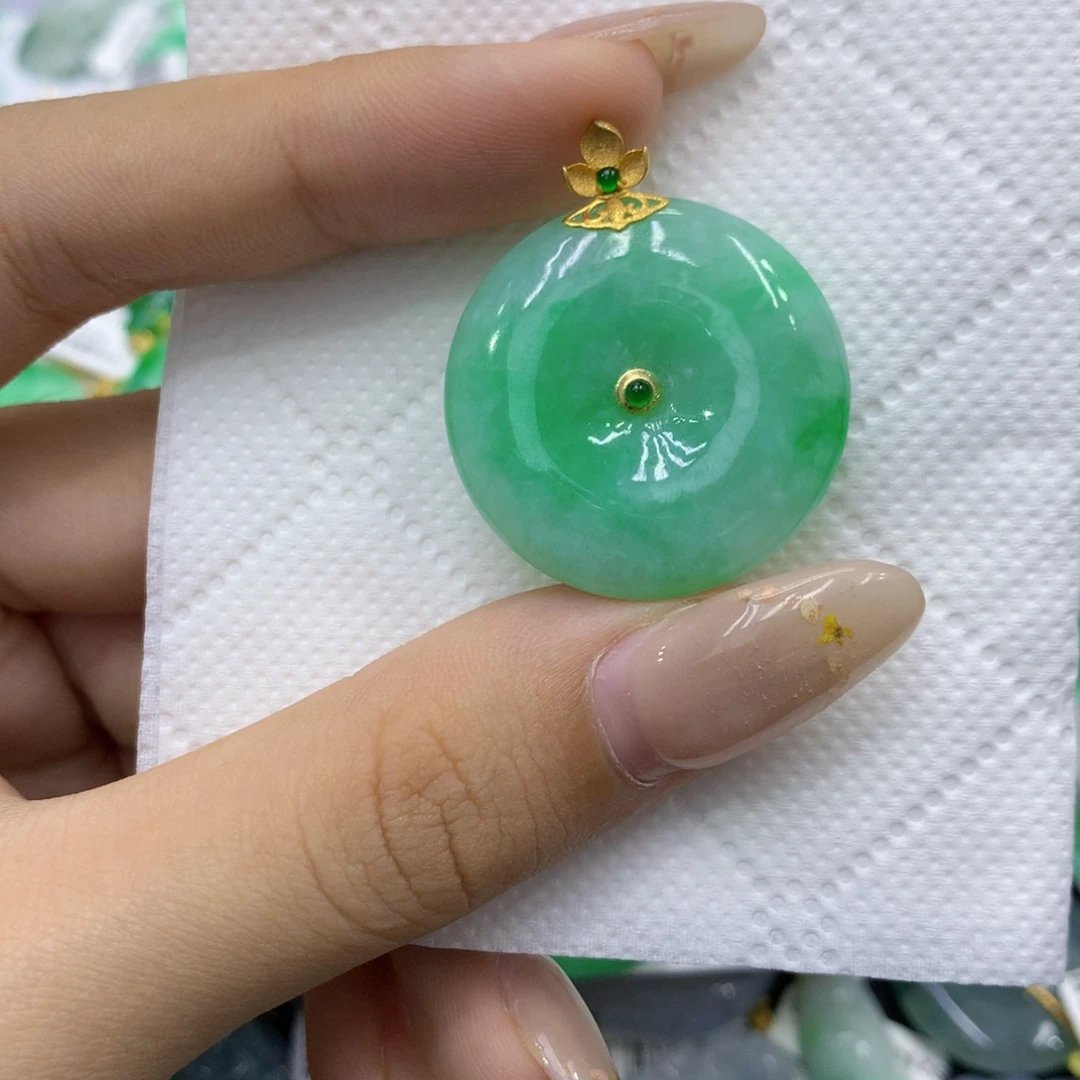 翡翠18K金镶嵌颈饰