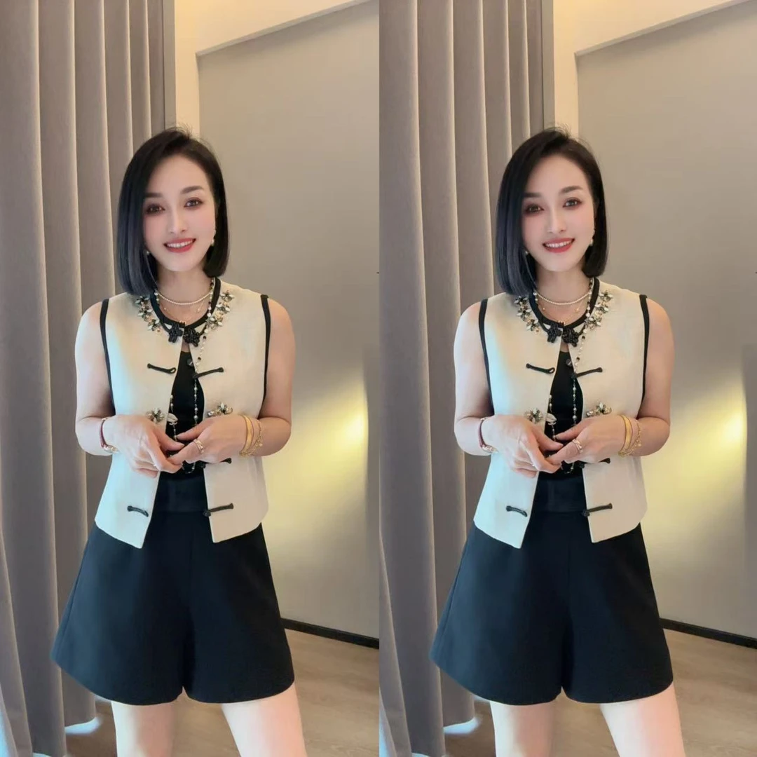 复古国风盘扣马甲：米棕撞色设计，颈间珠宝点缀，演绎东方韵味