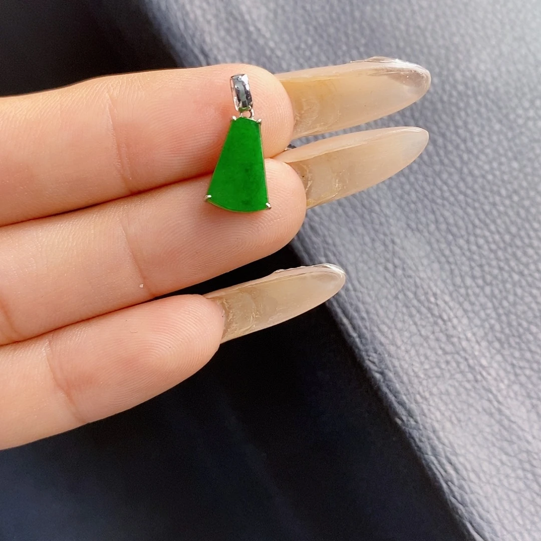 翡翠18K金镶嵌颈饰翡翠