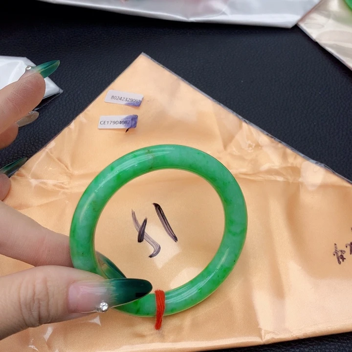 翡翠手镯未镶嵌翡翠手镯