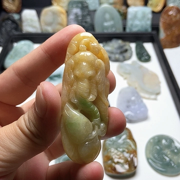叶***雨翡翠未镶嵌颈饰翡翠a货
