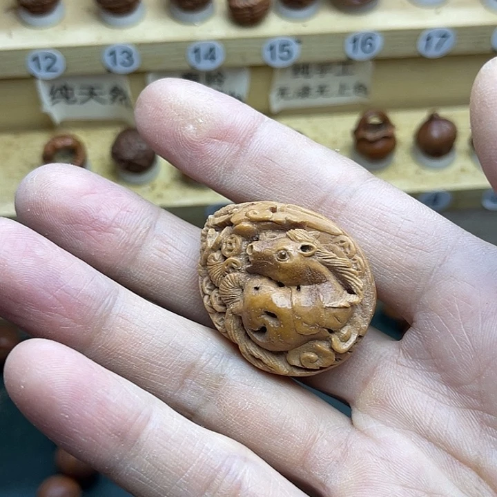 l***n桃核雕刻生肖马马上有钱花
