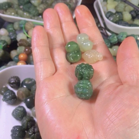 和田玉（糖玉）未镶嵌颈饰已*置