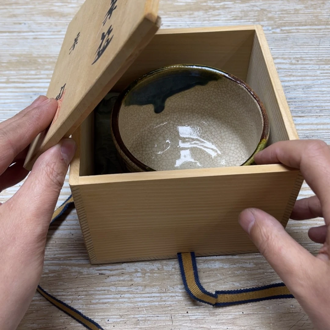 瓷片對*休密密麻麻地排列着一个