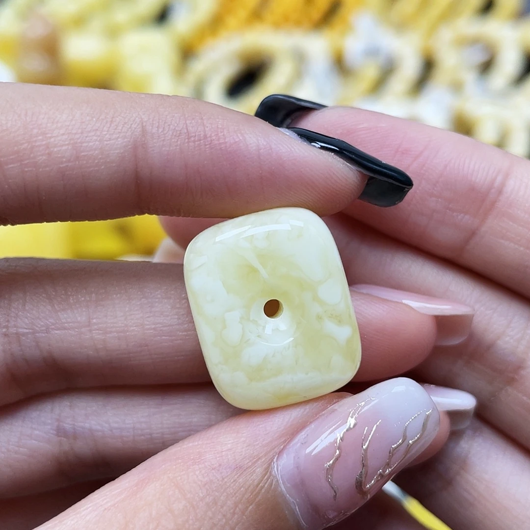 琥珀未镶嵌裸石20.3*16.5*8.5mm瓷白虎皮小方扣