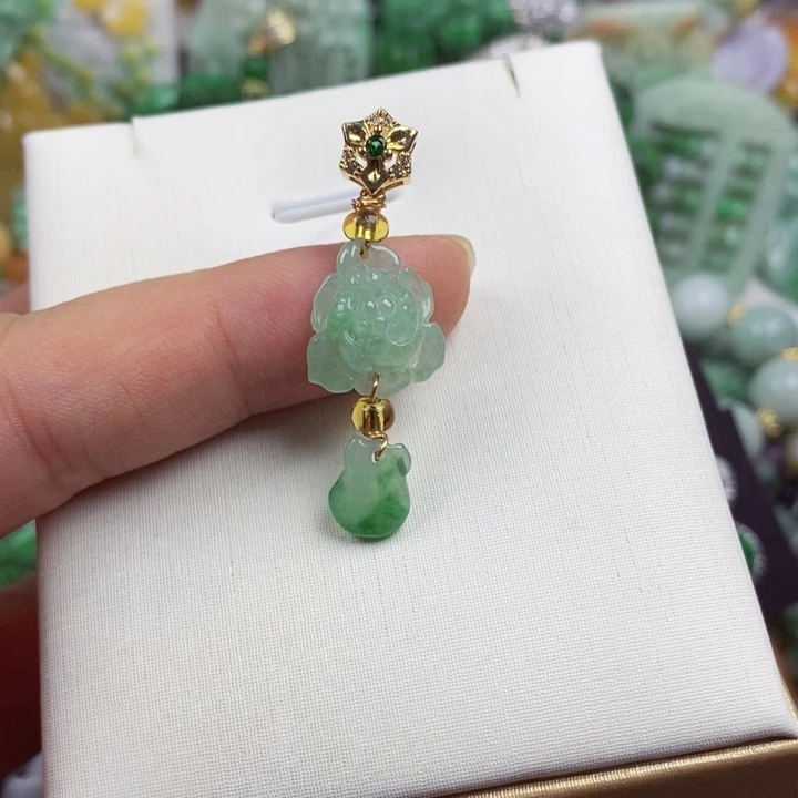 翡翠未镶嵌吊坠(赠链)