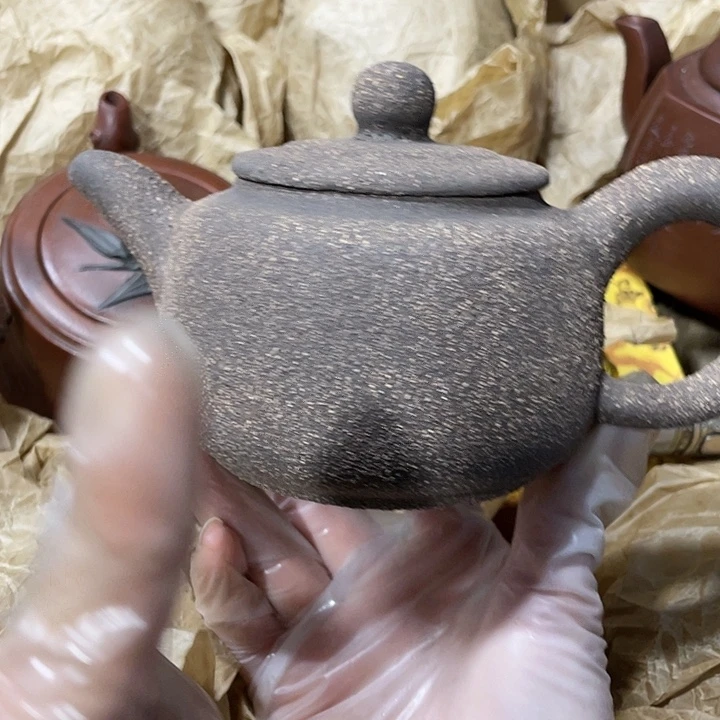茶壶紫砂矿泥料，手工制作的一把紫砂壶。