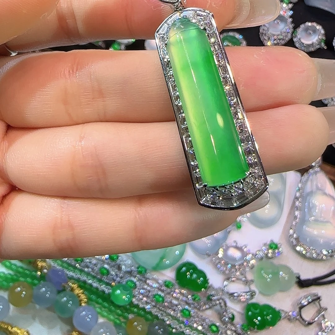 翡翠18K金镶嵌颈饰