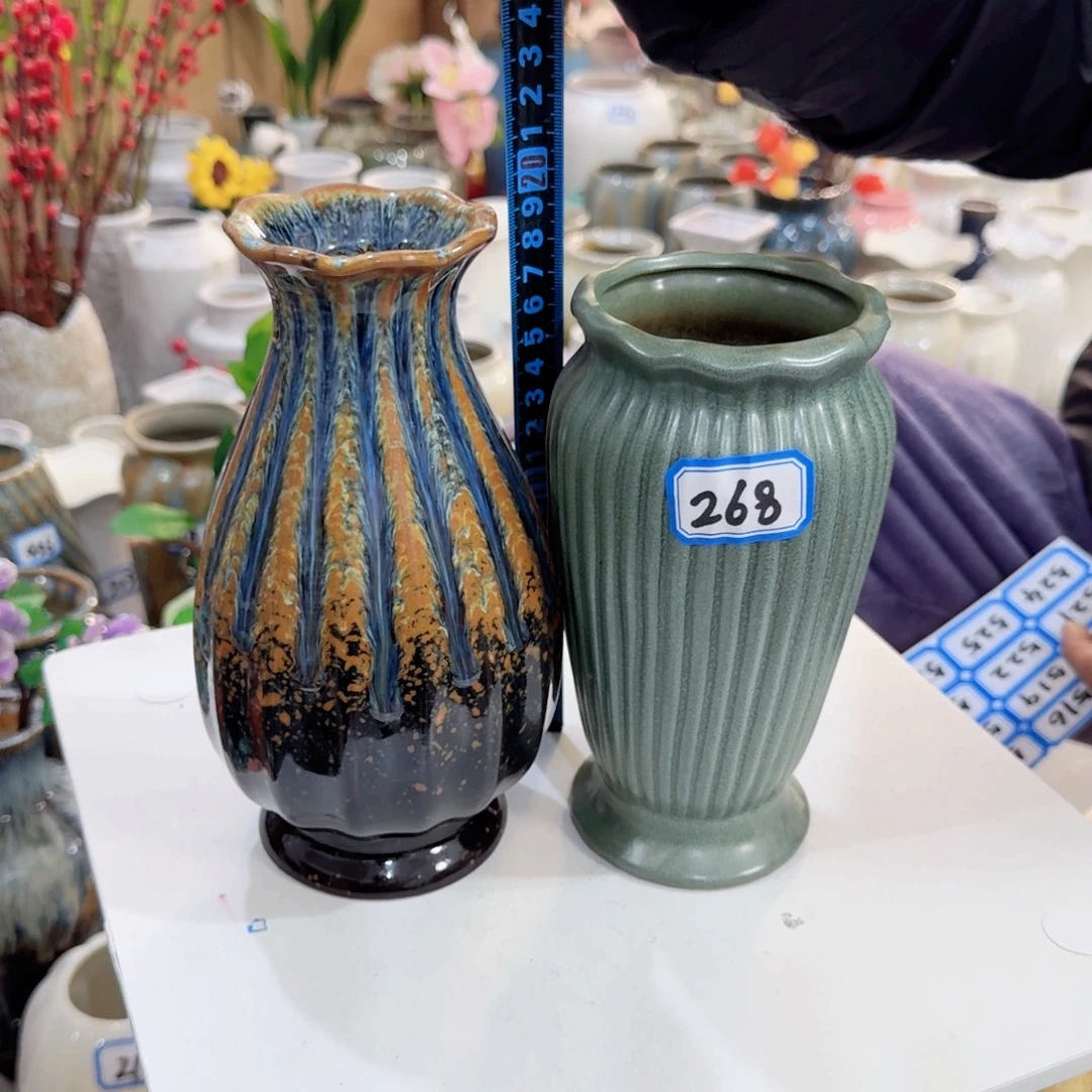 268号一对小花瓶高18厘米微瑕