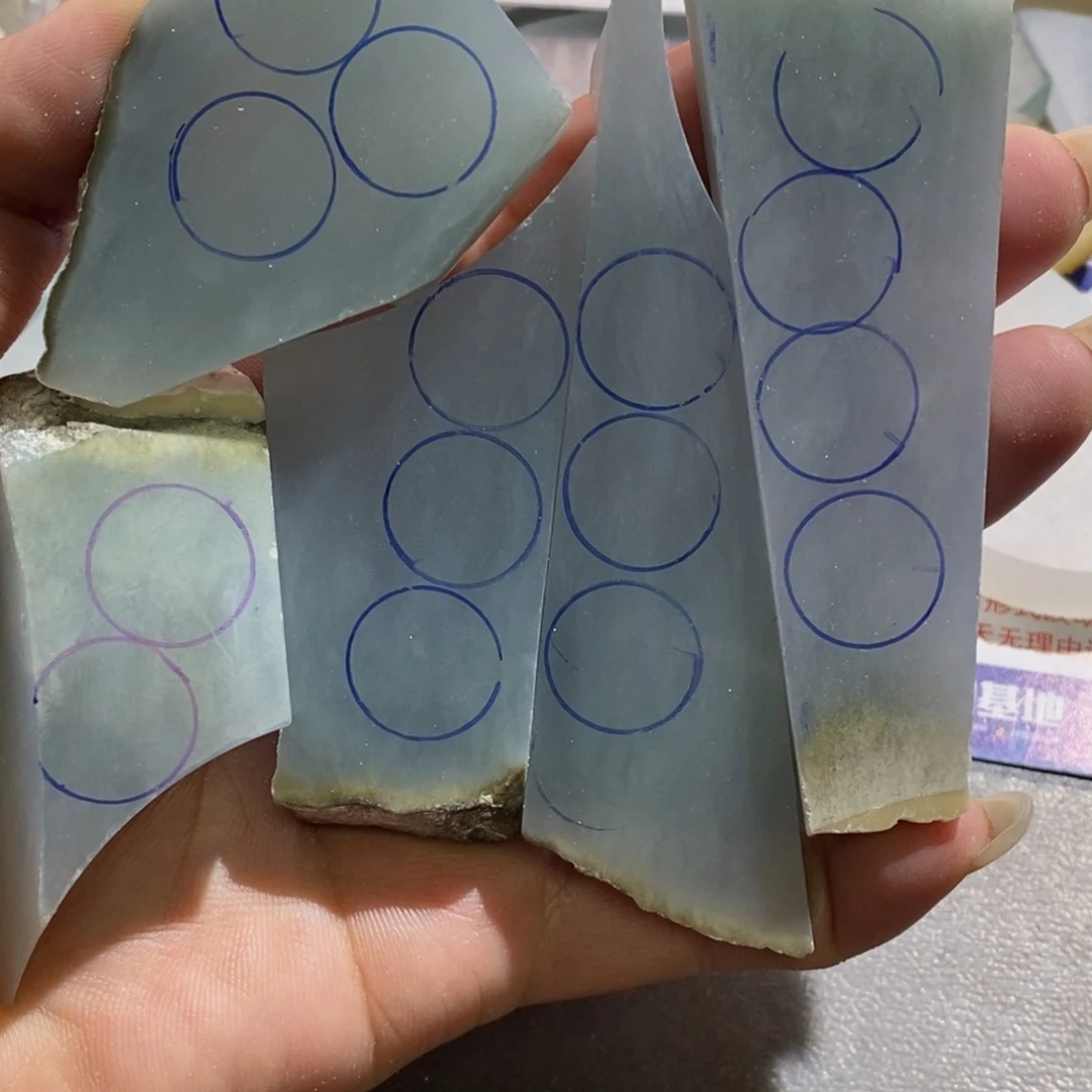 翡翠挂件未镶嵌搓****天