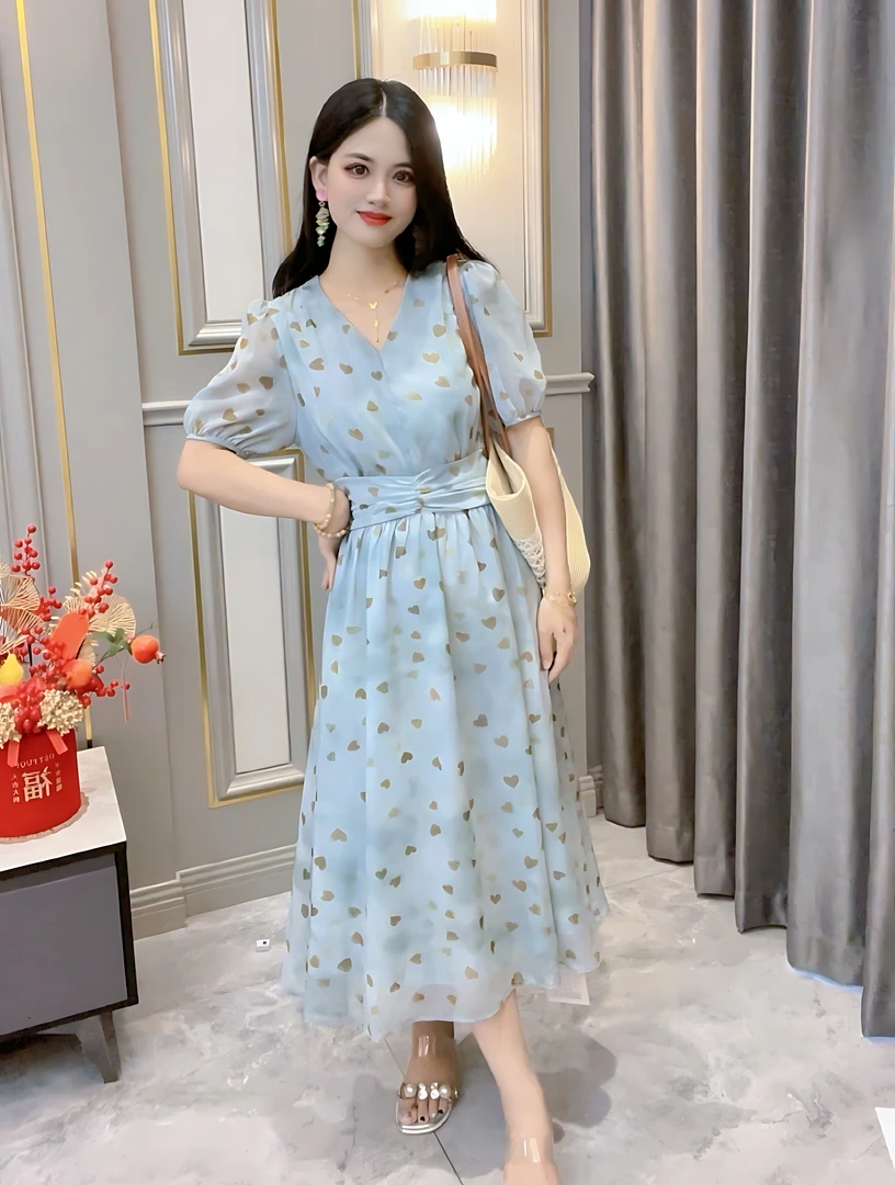 爱心设计感小清新V领显白气质高腰显瘦2025夏静奢风洋气女连衣裙