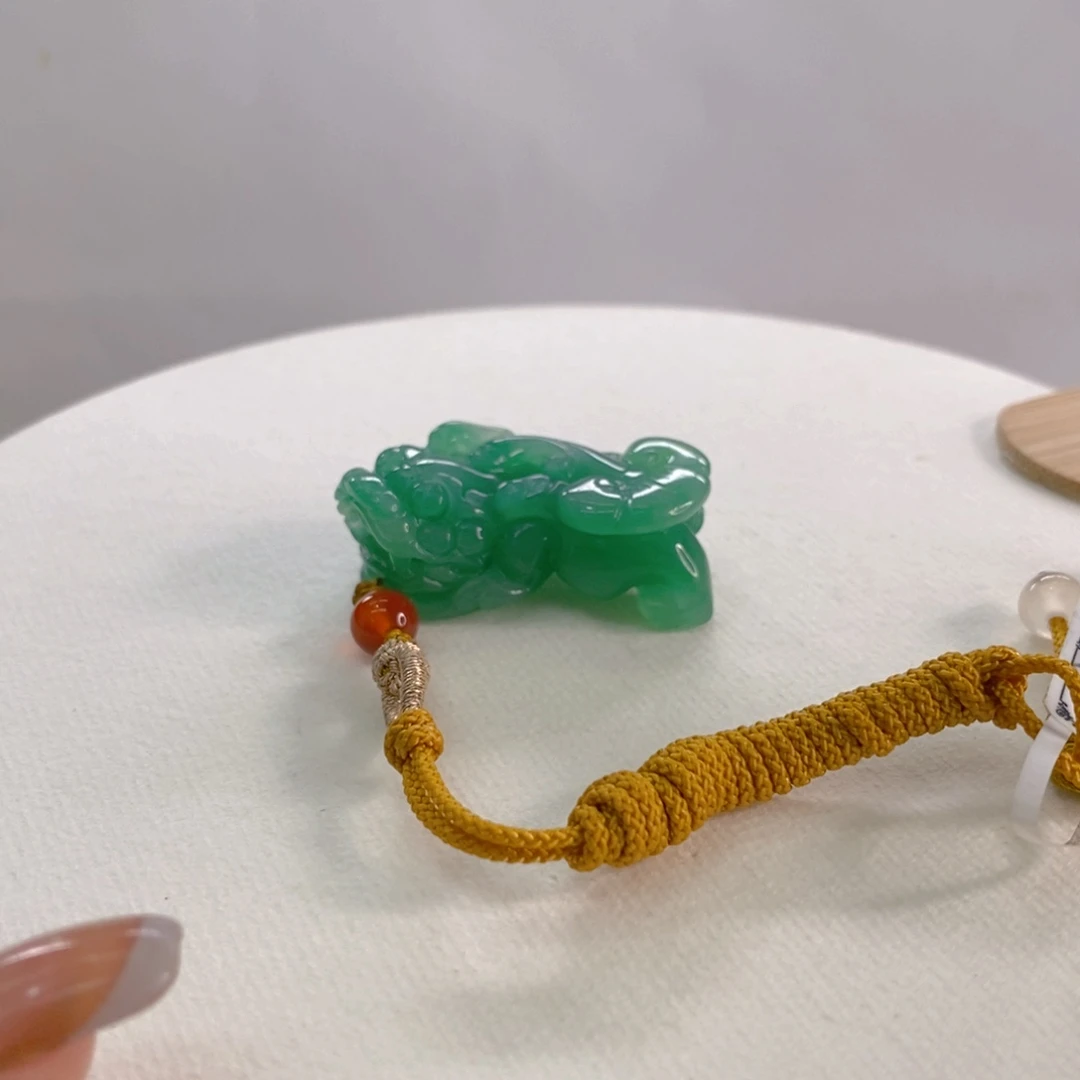 Y***石英质玉未镶嵌颈饰