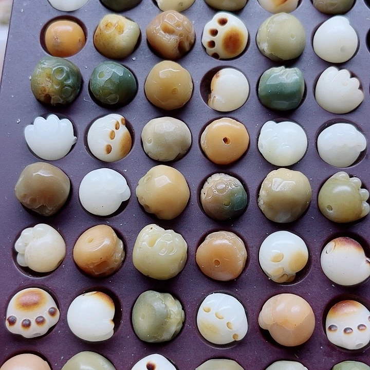 白玉菩提吊坠瑕疵雕刻件阿呆猫爪60颗