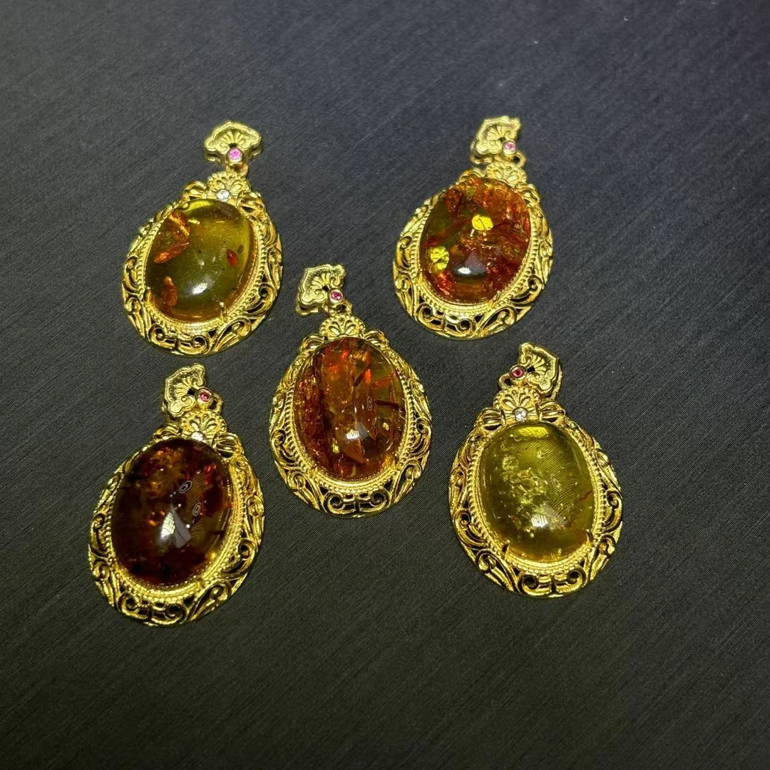 面面来财珠宝MY2703-S925银镶嵌琥珀花珀吊坠-配绳-多样性发其一