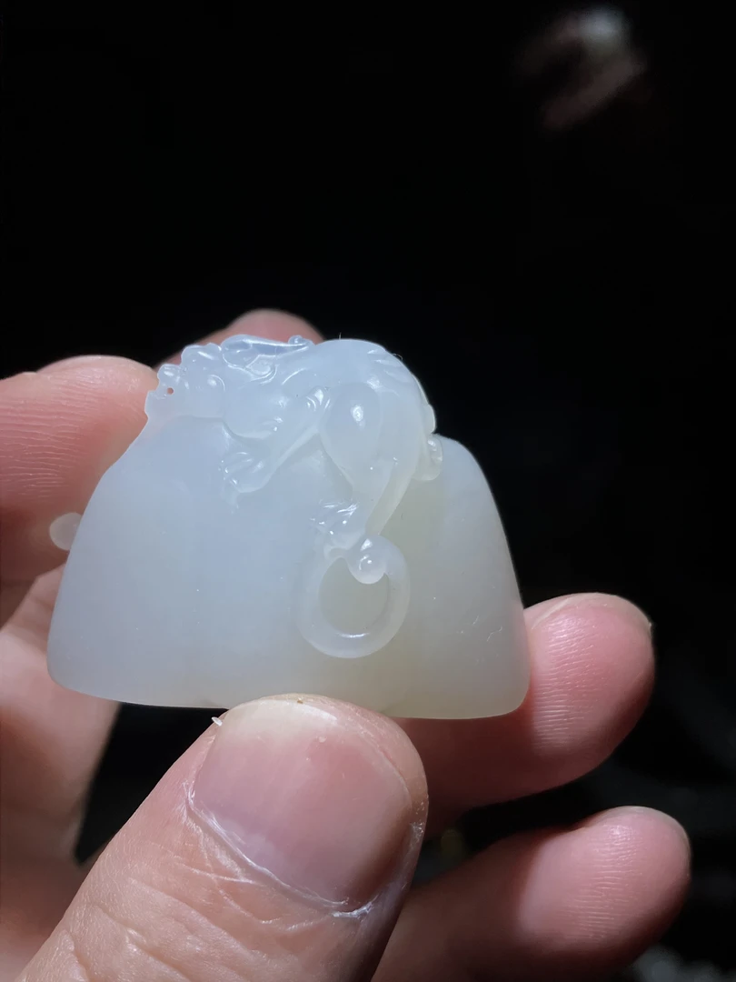 新疆和田玉府上有龙挂件