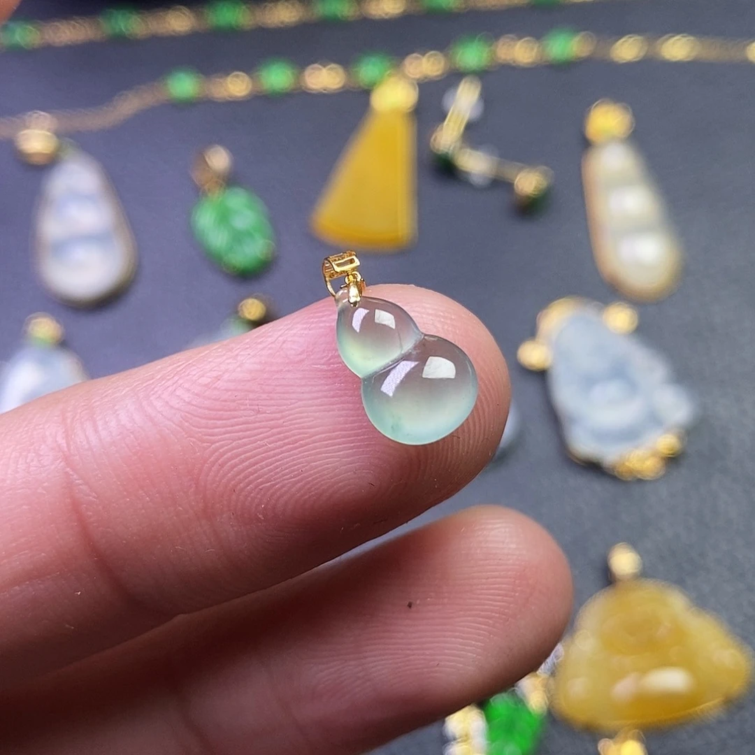 颈饰18K金镶嵌翡翠