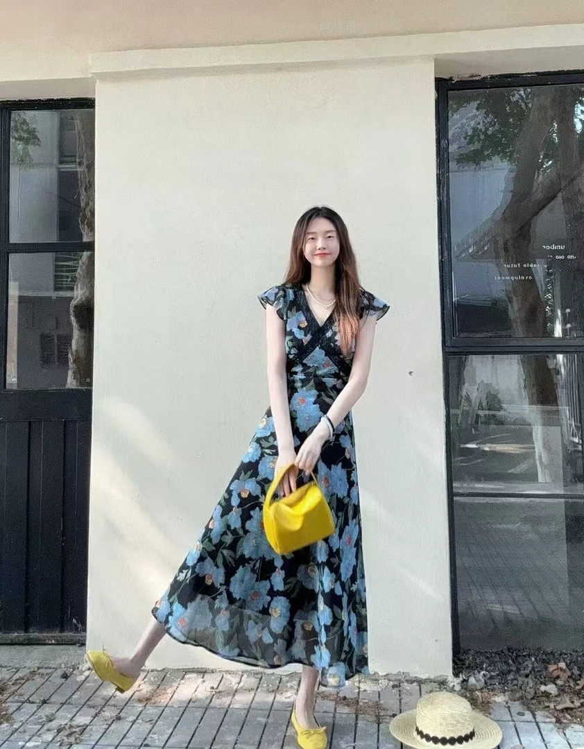 法式度假风碎花V领荷叶袖蕾丝拼接连衣裙女新款复古百搭a字长裙子