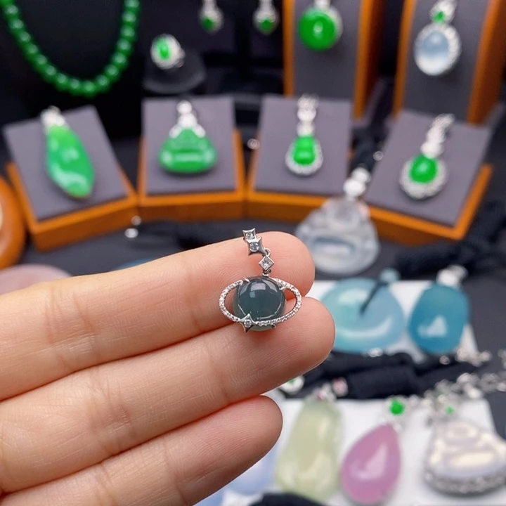 翡翠18K金镶嵌颈饰星空