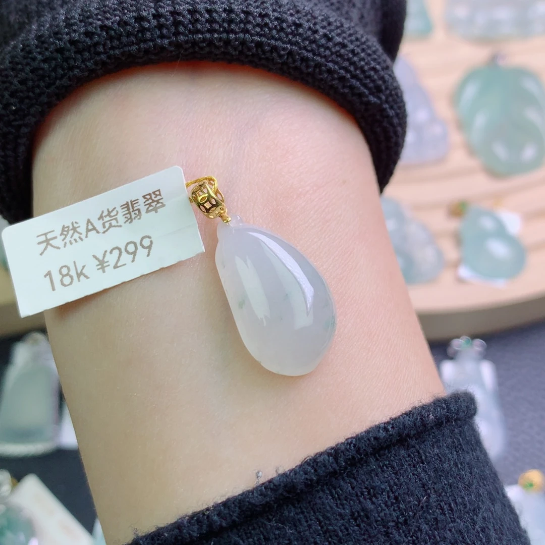 翡翠18K金镶嵌颈饰吊坠