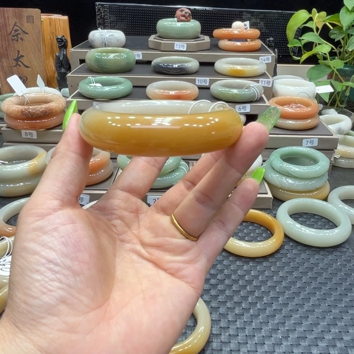 当***星石英质玉手镯未镶嵌