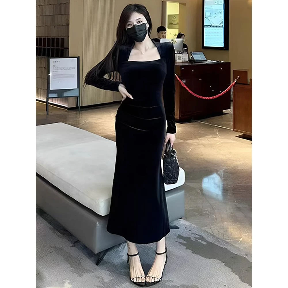 法式高级感黑色方领丝绒长袖连衣裙女2025新款早秋收腰设计感长裙