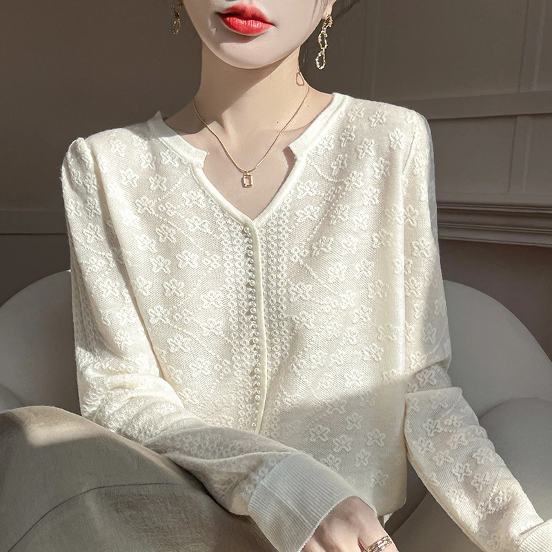 真的感觉太高端了~~春季新款V领蕾丝镂空多扣毛衣针织衫