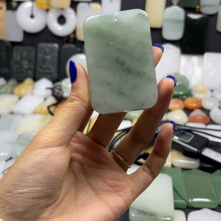 ****化石英质玉（金丝玉）未镶嵌颈饰