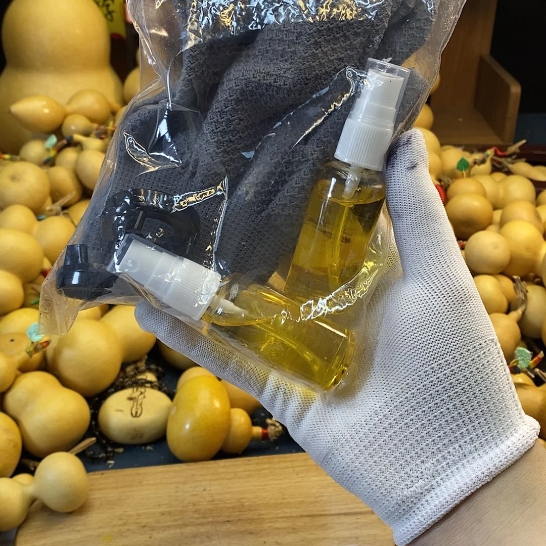 一副菠萝手套 两瓶文玩橄榄油 两个底座