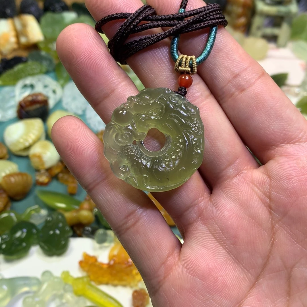 岫玉颈饰未镶嵌龙扣