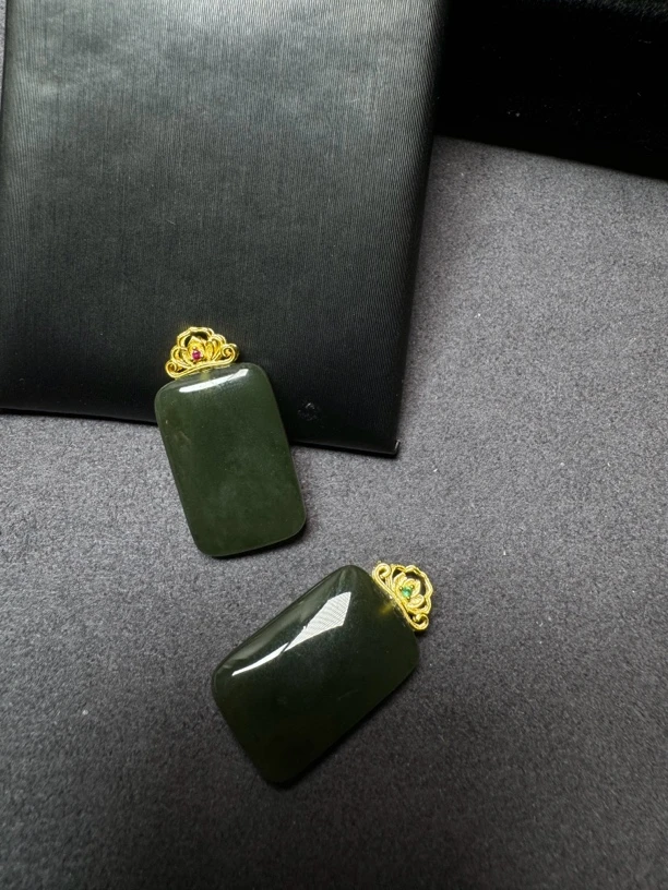 天然和田玉碧玉无事牌吊坠约27*14*5mm 精美满绿 镶嵌s925银