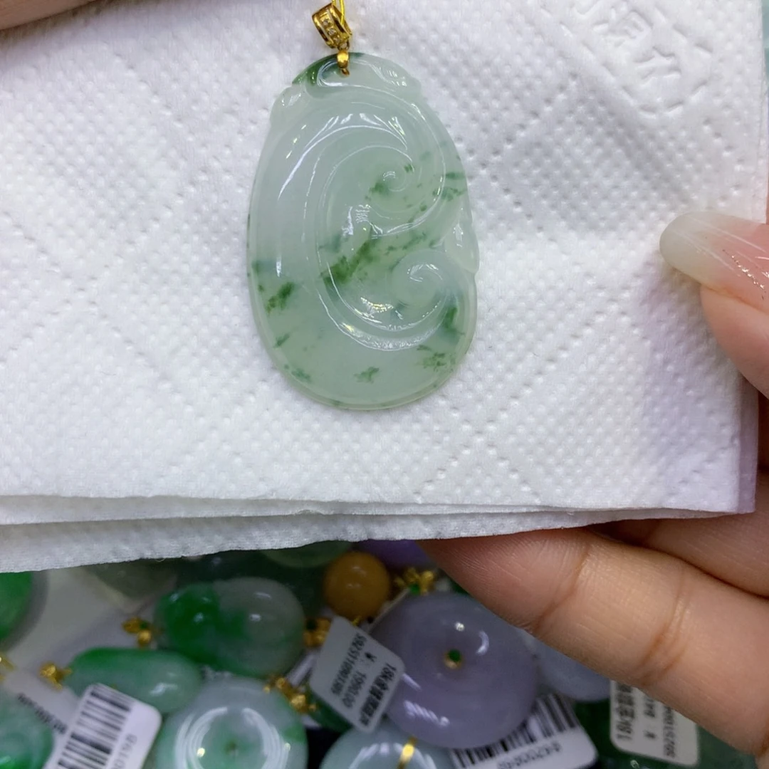 颈饰18K金镶嵌翡翠懒****❤
