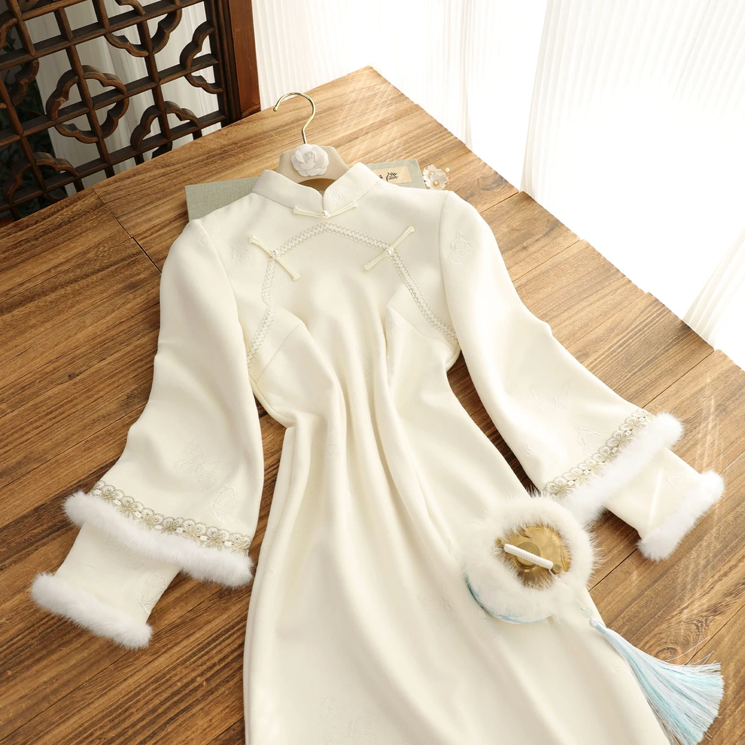 俏娘鱼米色素雅新中式倒大袖旗袍女2025冬新款加绒保暖绣花麂皮绒