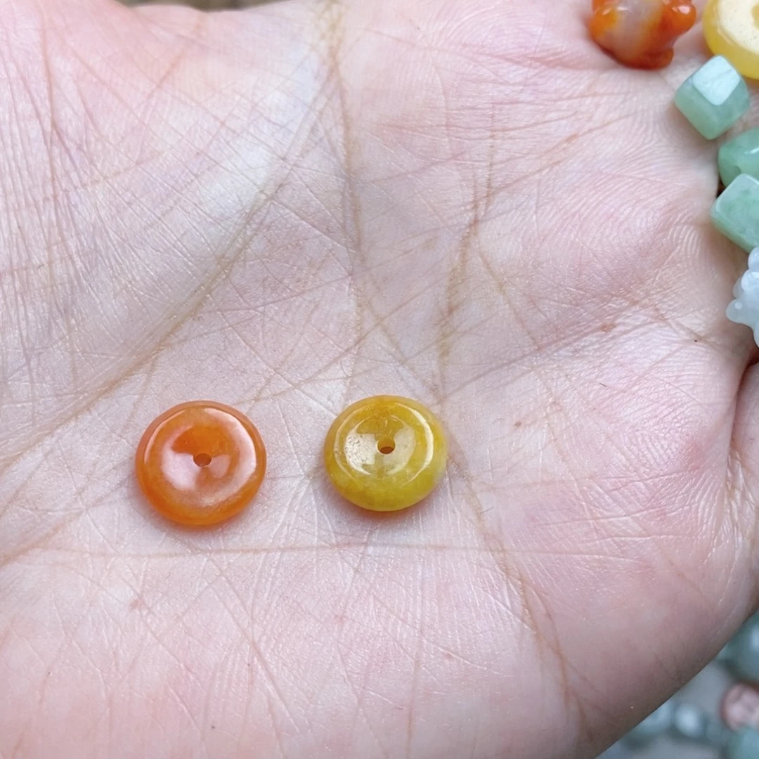 潇***何翡翠未镶嵌戒指平安扣