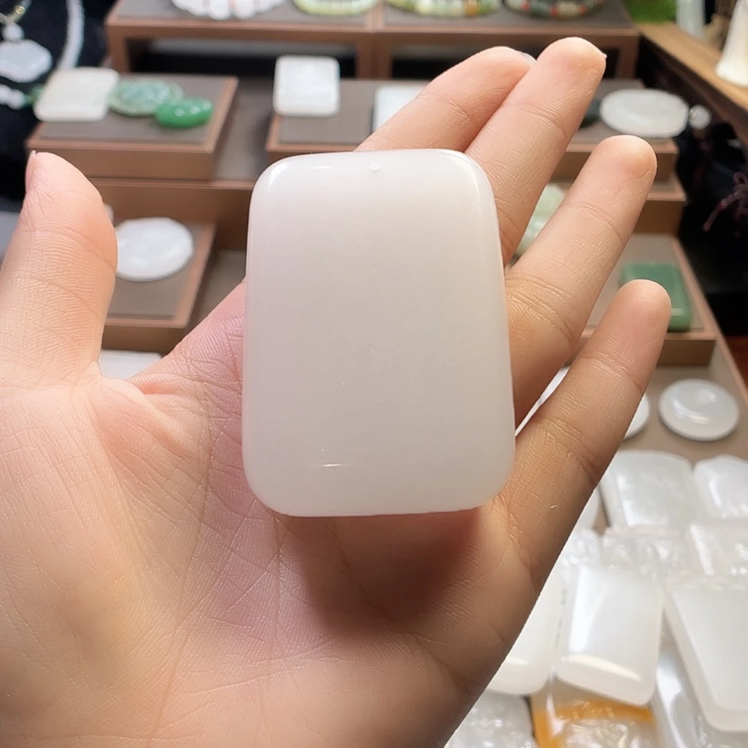 土***兔颈饰未镶嵌石英质玉（金丝玉）