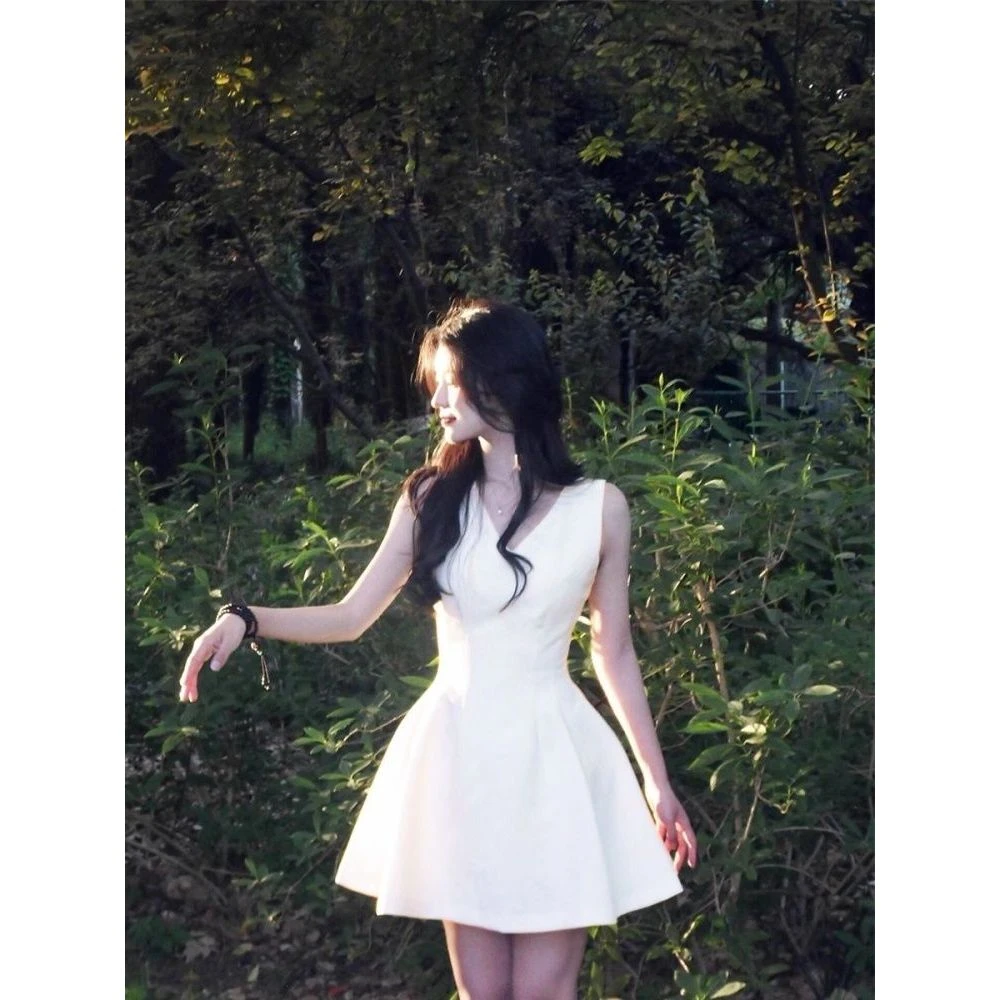 白色无袖连衣裙女2025初夏日绝美赫本风a字小白裙子掐腰短裙穿搭