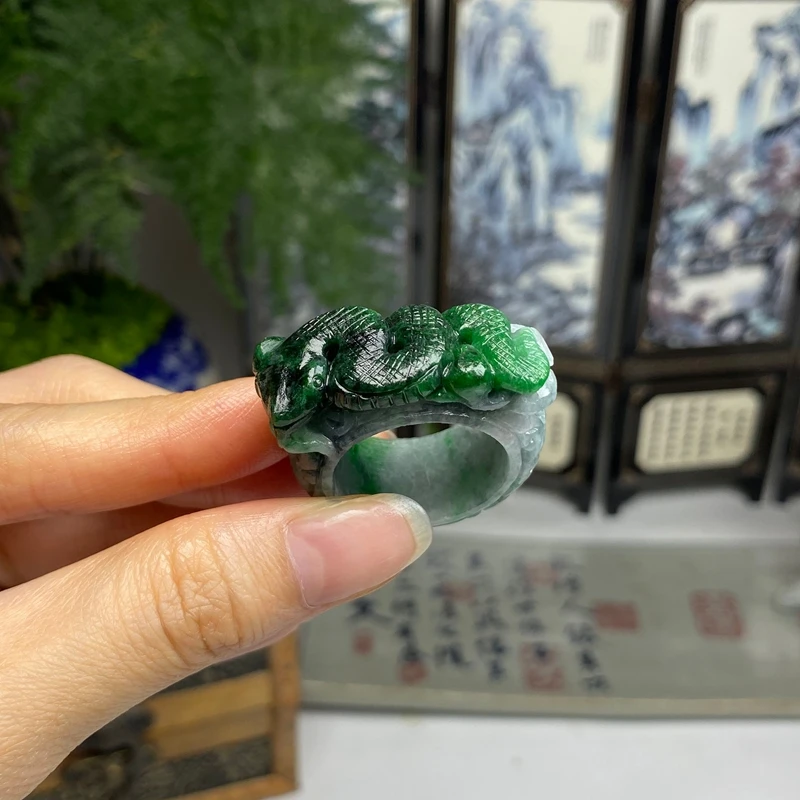 毛货  27号藓加绿生肖蛇雕花戒指 天然翡翠A货