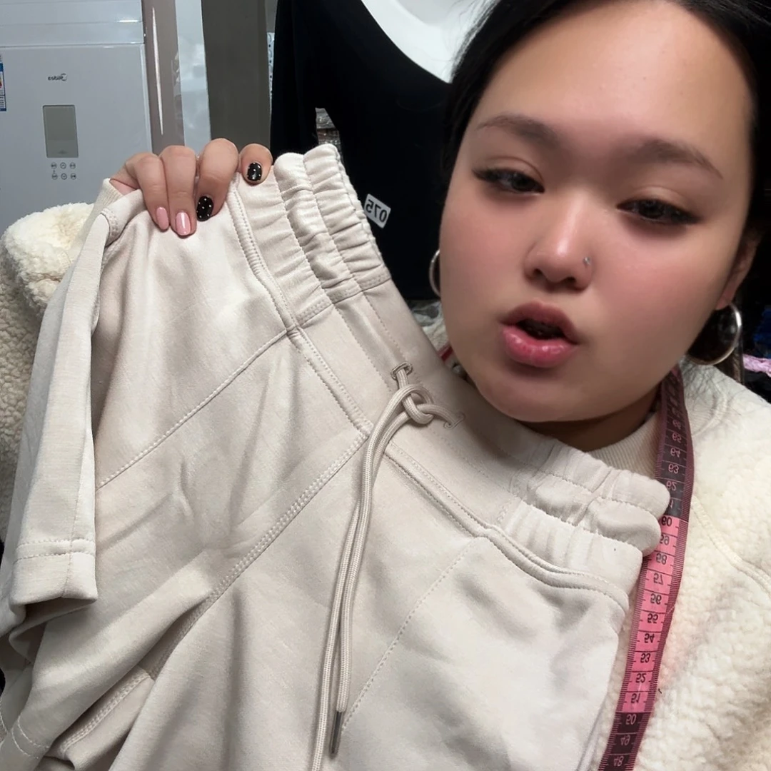 米色空气层短裤女