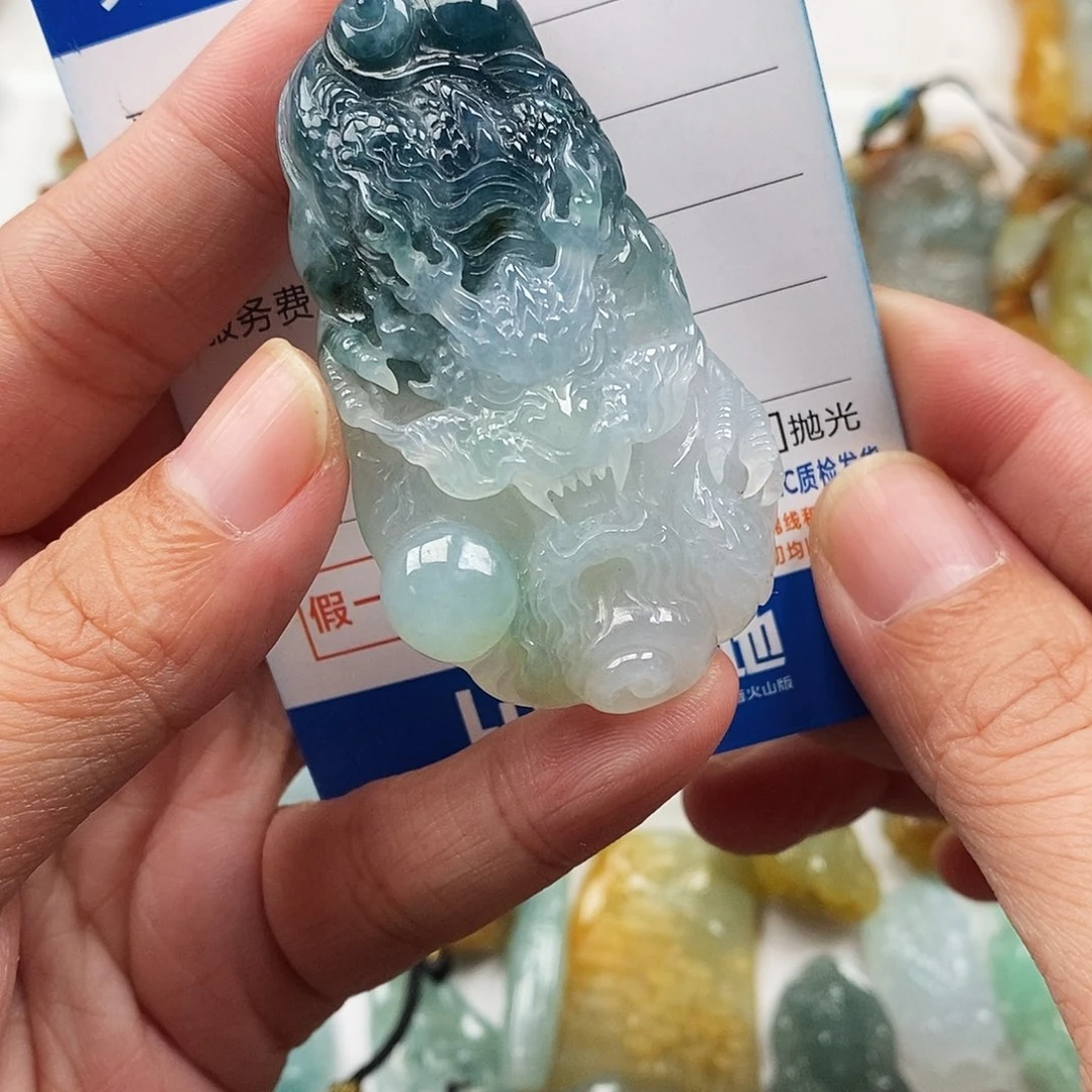 翡翠未镶嵌颈饰龙