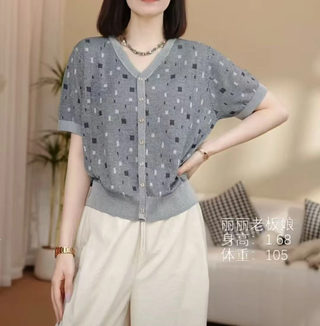 #100【涵宇】2025夏季新款女装时尚V领小方块提花百搭针织衫