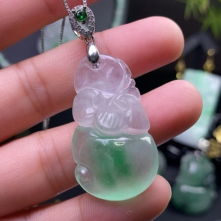 翡翠未镶嵌吊坠(赠链)