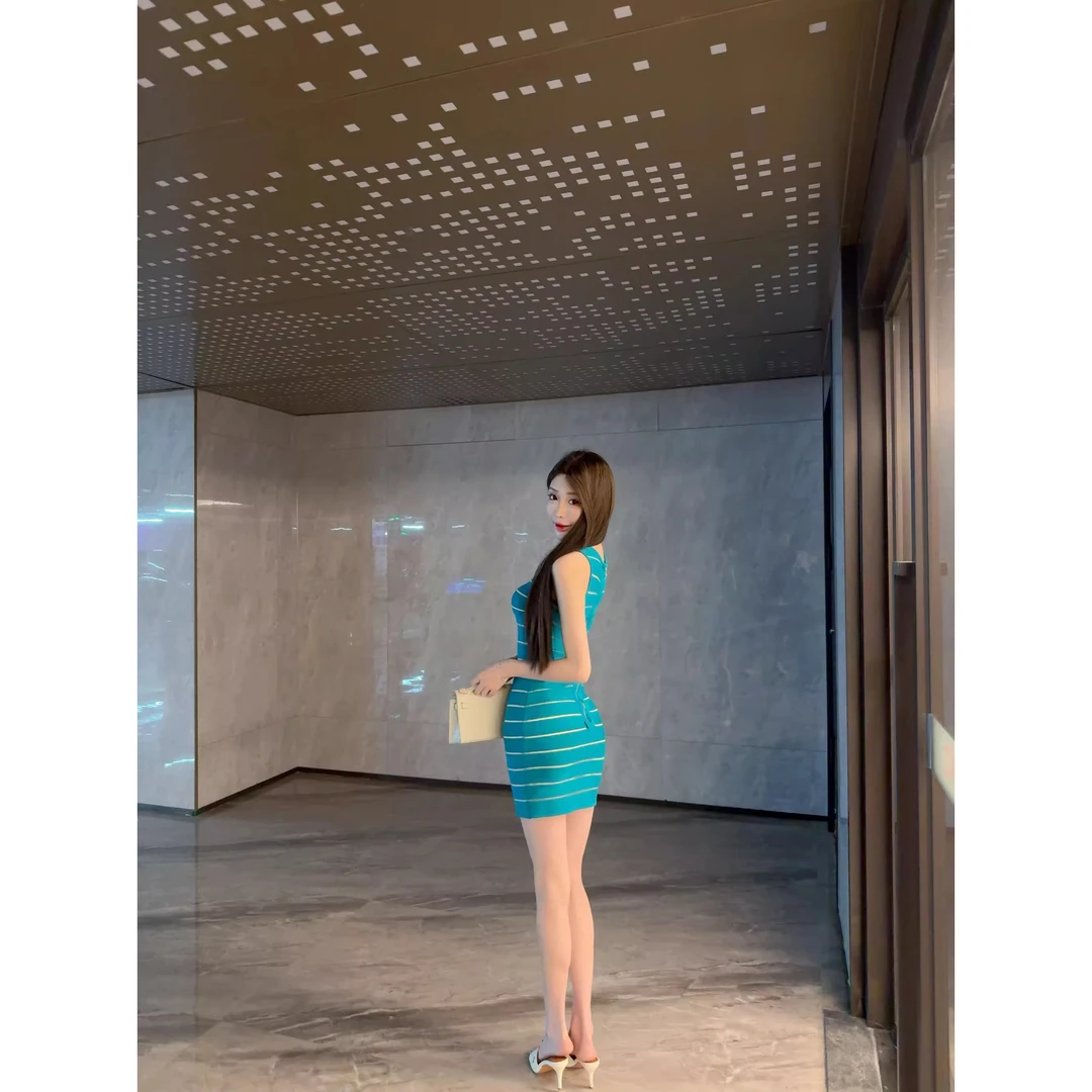 法式无袖连衣裙女夏季性感辣妹风气质修身显瘦拉链款包臀短裙子