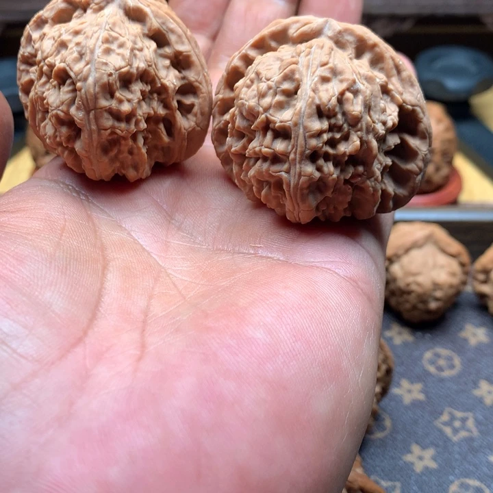 锅***贴吊坠桃核白狮子好看