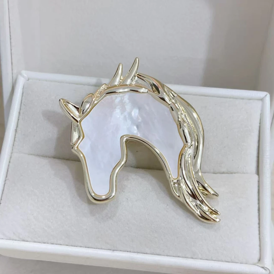kasiya/卡思雅 铜合金贝壳胸针 白贝骏马胸针优雅简约款胸花