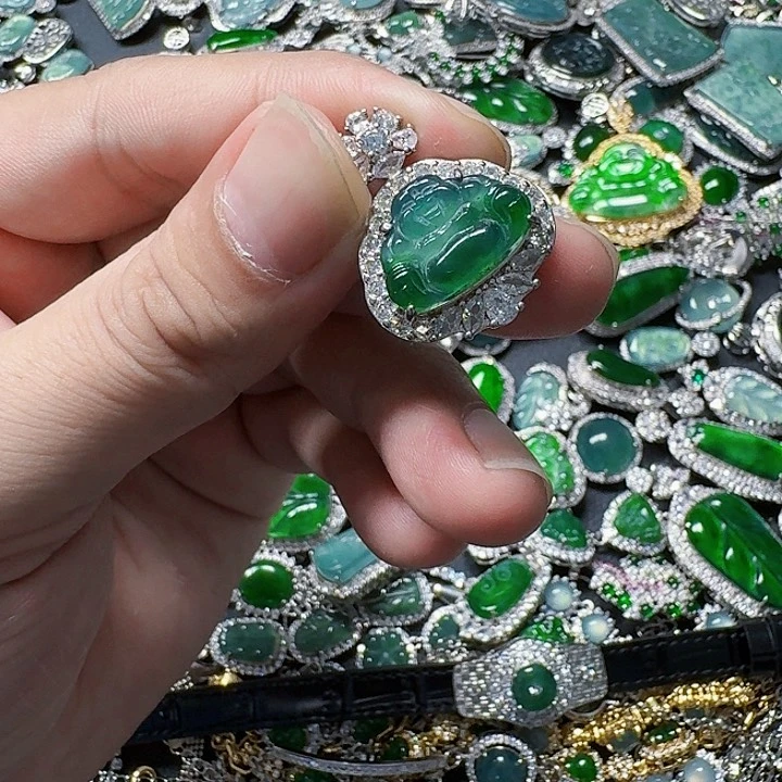 翡翠颈饰未镶嵌天然A货翡翠放漏