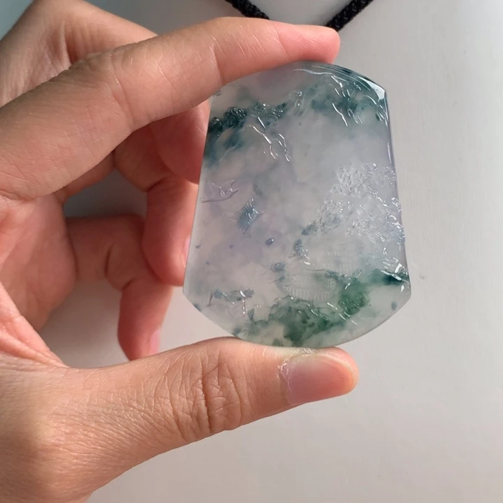 翡翠挂件未镶嵌…..