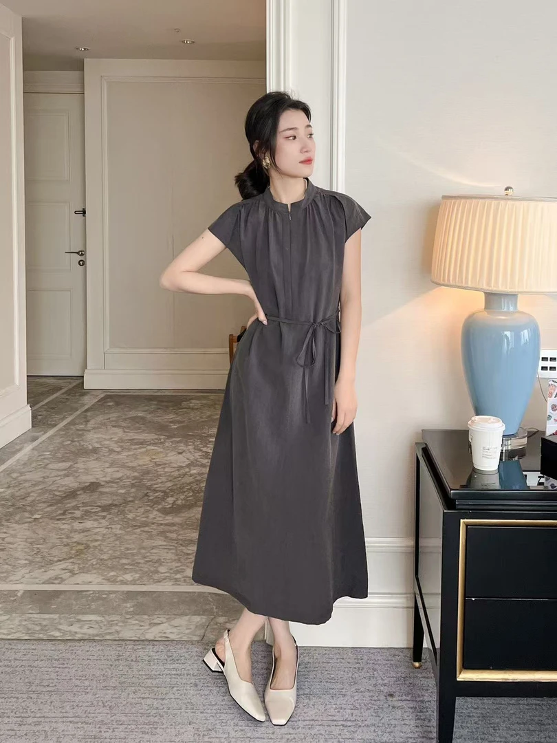 立领碎褶款连衣裙