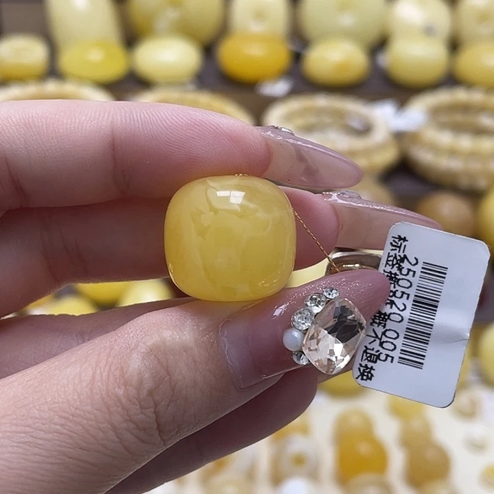 琥珀未镶嵌裸石18.7*17.8mm焦皮料老型大墩子瑕