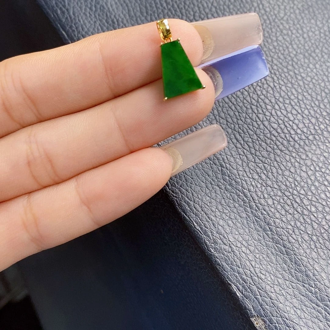 翡翠18K金镶嵌颈饰翡翠