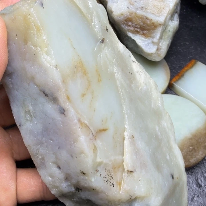 和田玉（糖玉）未镶嵌珠宝奇石