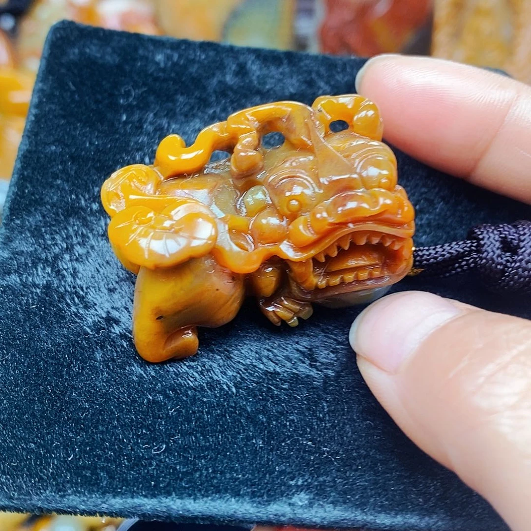 未镶嵌石英质玉（黄龙玉）颈饰